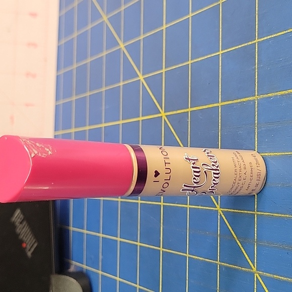 I ❤️ Revolution Heart Breaker Concealer 12ml Bisquit New - Picture 1 of 6